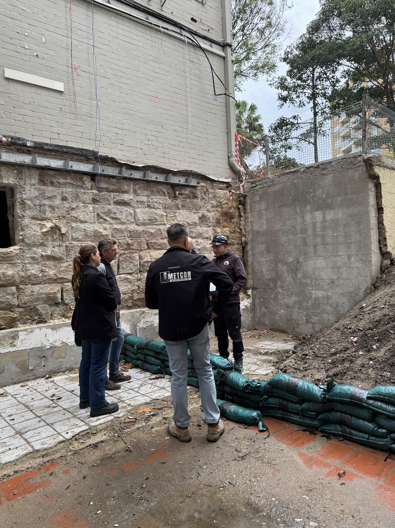 METCON team briefing clients on a Sydney site