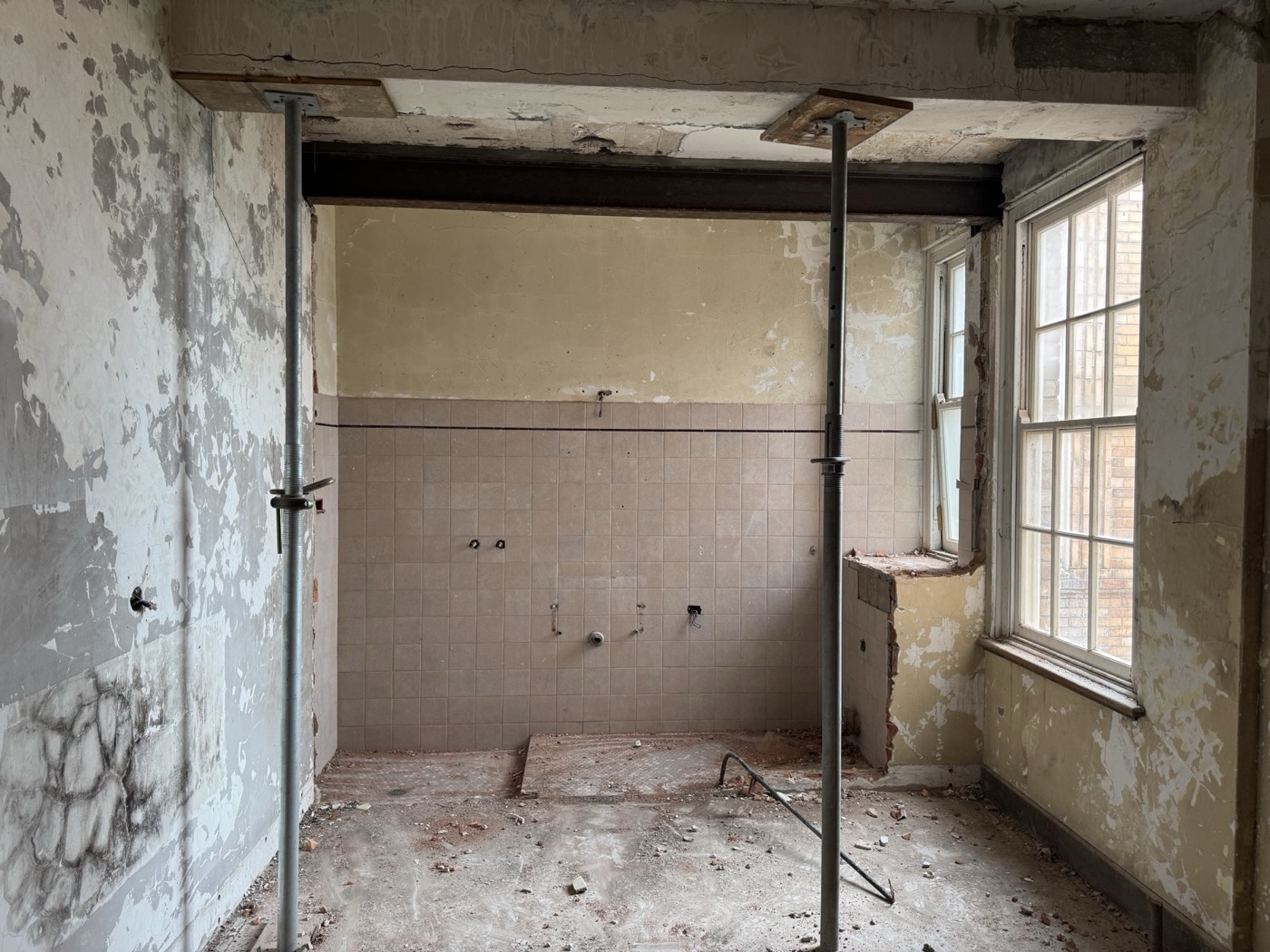 Ceiling propped during works